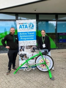 Male Teacher and Steph from Modeshift with a green smoothie bike